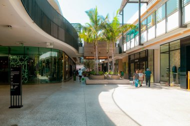 Westfield 'ın içinde insanlar yürüyor.