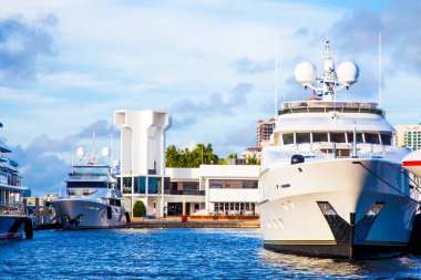 Miami 'de büyük bir tekne, Miami' de lüks bir yat.