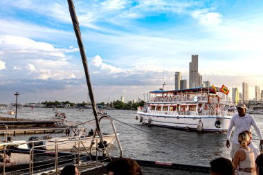 Vista de un barco grande en Cartagena vista desde otra enbarcain
