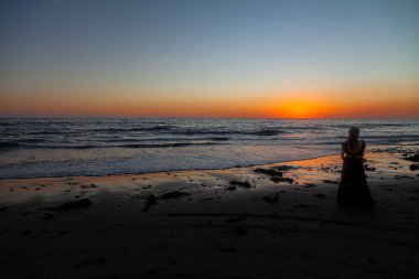 sunset New port mar, mujer videndo atardecer
