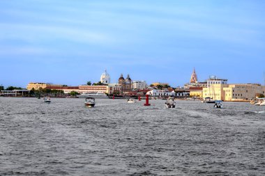 Mar de Cartagena con barcos y lanchas, ciudad de fondo