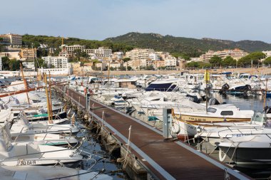 Sant Feliu de Gixols, Katalonya, İspanya 'daki rıhtıma demirlemiş küçük tekneleri olan Marina.