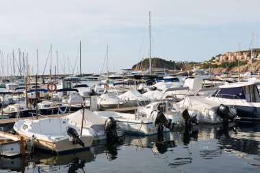 Sant Feliu de Gixols, Katalonya, İspanya 'daki rıhtıma demirlemiş küçük tekneleri olan Marina.