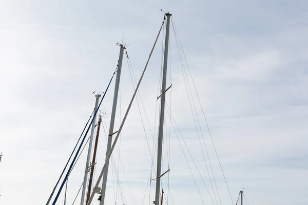 Mastos Navios Vela Contra Céu Branco — Fotografia de Stock
