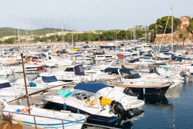Sant Feliu de Gixols, Katalonya, İspanya 'daki rıhtıma demirlemiş küçük tekneleri olan Marina.