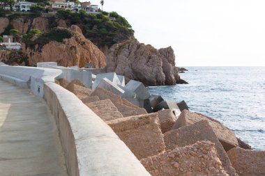 .Bir marinanın dalgakıranının girişindeki beton mol.