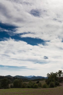 Arka planda Montserrat dağlarının profili orta Katalonya, İspanya 'daki Osona bölgesinden görüldüğü gibi..