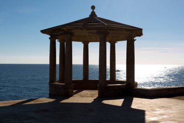 Sagaro ve Playa de Aro arasındaki Katalan Costa Brava kıyı şeridinde trafik çemberi.