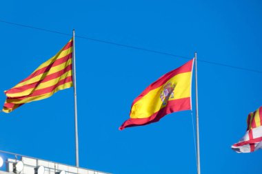 Farklı ülkelerin ve spor takımlarının bayrakları, farklı renklerde bayraklar.