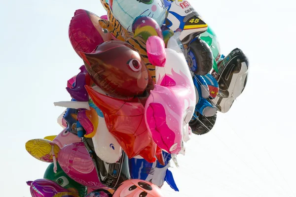 Χρωματιστά Μπαλόνια Διαφόρων Μεγεθών Και Σχημάτων — Φωτογραφία Αρχείου