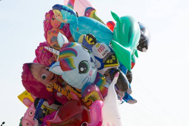 farklı boyutlarda ve şekillerde renkli balonlar