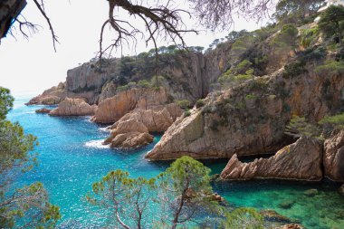 Güneşli bir günde kayaları ve plajlarıyla Costa Brava 'nın manzarası Girona, Katalonya, İspanya ve Avrupa' dan Costa Brava