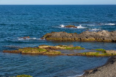 Akdeniz, dalgalar, kum, kayalar ve manzaralar