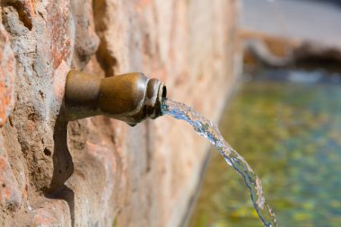 İspanya 'nın Endülüs kentindeki bir köyde halka açık içme suyu çeşmesi.