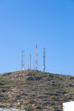 Ağaçsız bir dağda iletişim antenleri