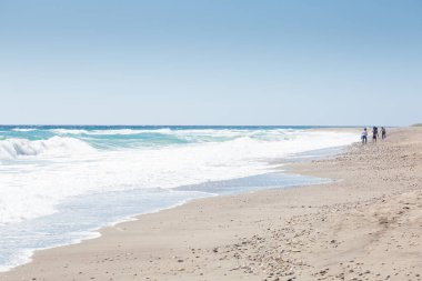 Akdeniz, dalgalar, kum, kayalar ve manzaralar