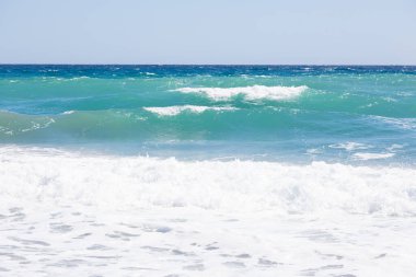 Güzel kumsallar ve dalgalar, dalgalı denizler.