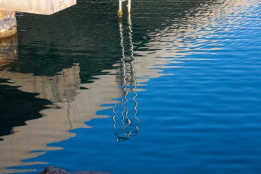 Limanın suyundaki yansımalar.
