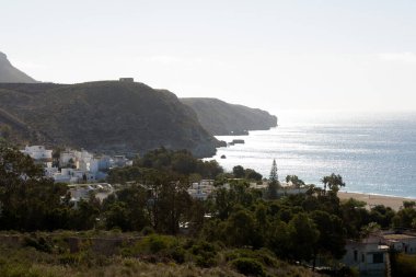 Plaj ve köy Agua Amarga, Cabo de Gata Almeria, Endülüs, İspanya.