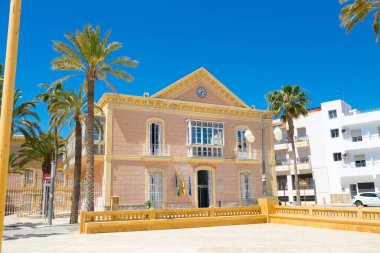 Cennetteki palmiye ağaçları denize çok yakındır.