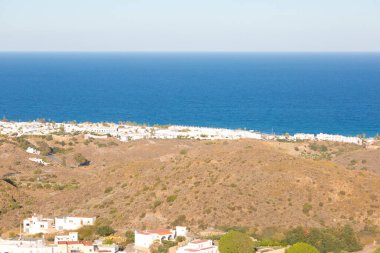 Akdeniz, dalgalar, kum, kayalar ve manzaralar