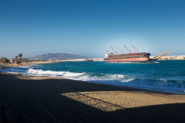 Endüstriyel kargo gemisi iskeleye yanaştı.