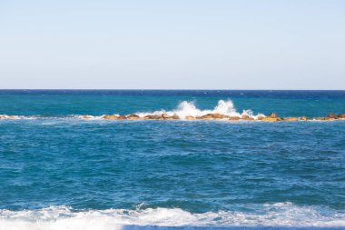 Akdeniz, dalgalar, kum, kayalar ve manzaralar