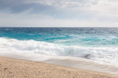 Güzel kumsallar ve dalgalar, dalgalı denizler.