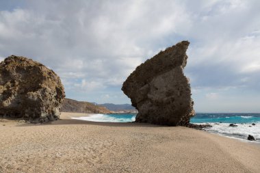 Akdeniz, dalgalar, kum, kayalar ve manzaralar