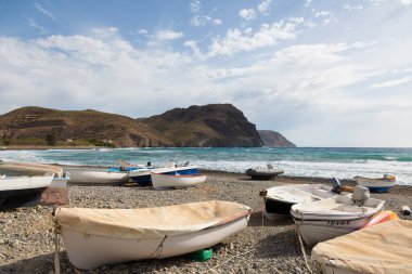 Kumsalda, kumsalda balıkçılık ve eğlence tekneleri