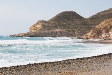 Güzel kumsallar ve dalgalar, dalgalı denizler.