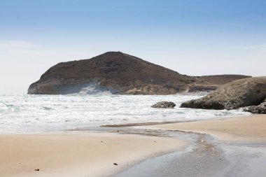 Güzel kumsallar ve dalgalar, dalgalı denizler.