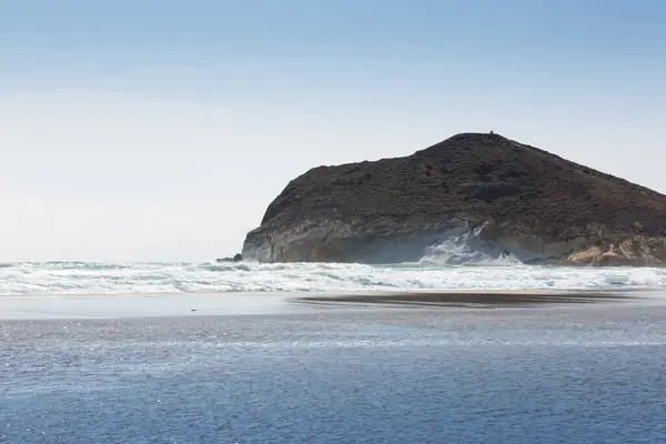 細かい砂と波のビーチ ケシの海 — ストック写真