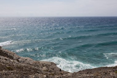 Akdeniz, dalgalar, kum, kayalar ve manzaralar