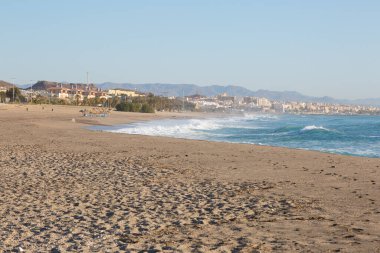 Güzel kumsallar ve dalgalar, dalgalı denizler.