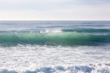 Güzel kumsallar ve dalgalar, dalgalı denizler.