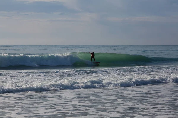 Diversi Surfisti Attesa Onda Cavalcare — Foto Stock
