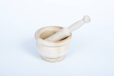 Ahşap havan topu beyaz bir arkaplanda fotoğraflandı