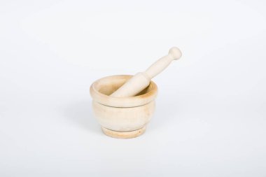 Ahşap havan topu beyaz bir arkaplanda fotoğraflandı