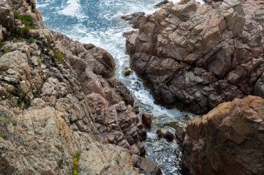 Katalan Costa Brava 'sında kayalar ve dalgalı deniz