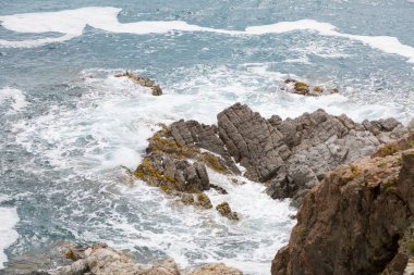 Katalan Costa Brava 'sında kayalar ve dalgalı deniz