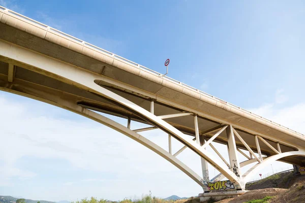 Modern Híd Több Íves Átkeléssel Folyón — Stock Fotó