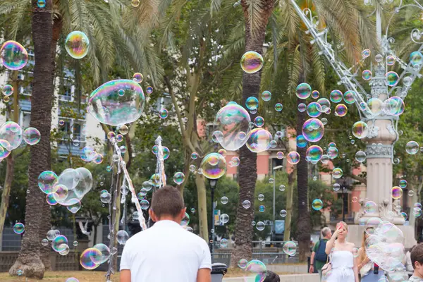 Mýdlové Bubliny Plovoucí Odrážející Fantastické Překvapivé Barvy — Stock fotografie