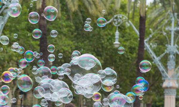 Mýdlové Bubliny Plovoucí Odrážející Fantastické Překvapivé Barvy — Stock fotografie