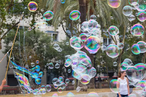肥皂泡沫漂浮着 反射出奇异的色彩 — 图库照片