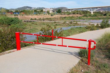 Araçların geçmesini engellemek için kırmızı bariyer.