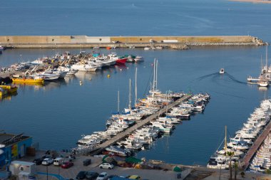 Marina ve balıkçı limanı Blanes 'in hava görüntüsü, Barcelona eyaletinde bir kasaba ve Katalan Costa Brava' nın başlangıcı.