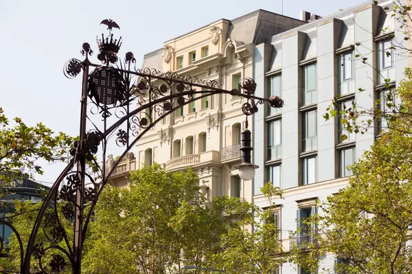 Улица Центра Барселоны Современными Модернистскими Зданиями — стоковое фото