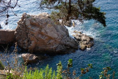 Akdeniz kıyısındaki kayalar ve deniz, Costa brava catalana
