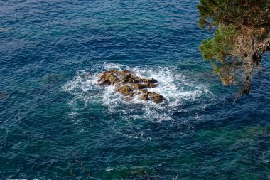 Akdeniz kıyısındaki kayalar ve deniz, Costa brava catalana